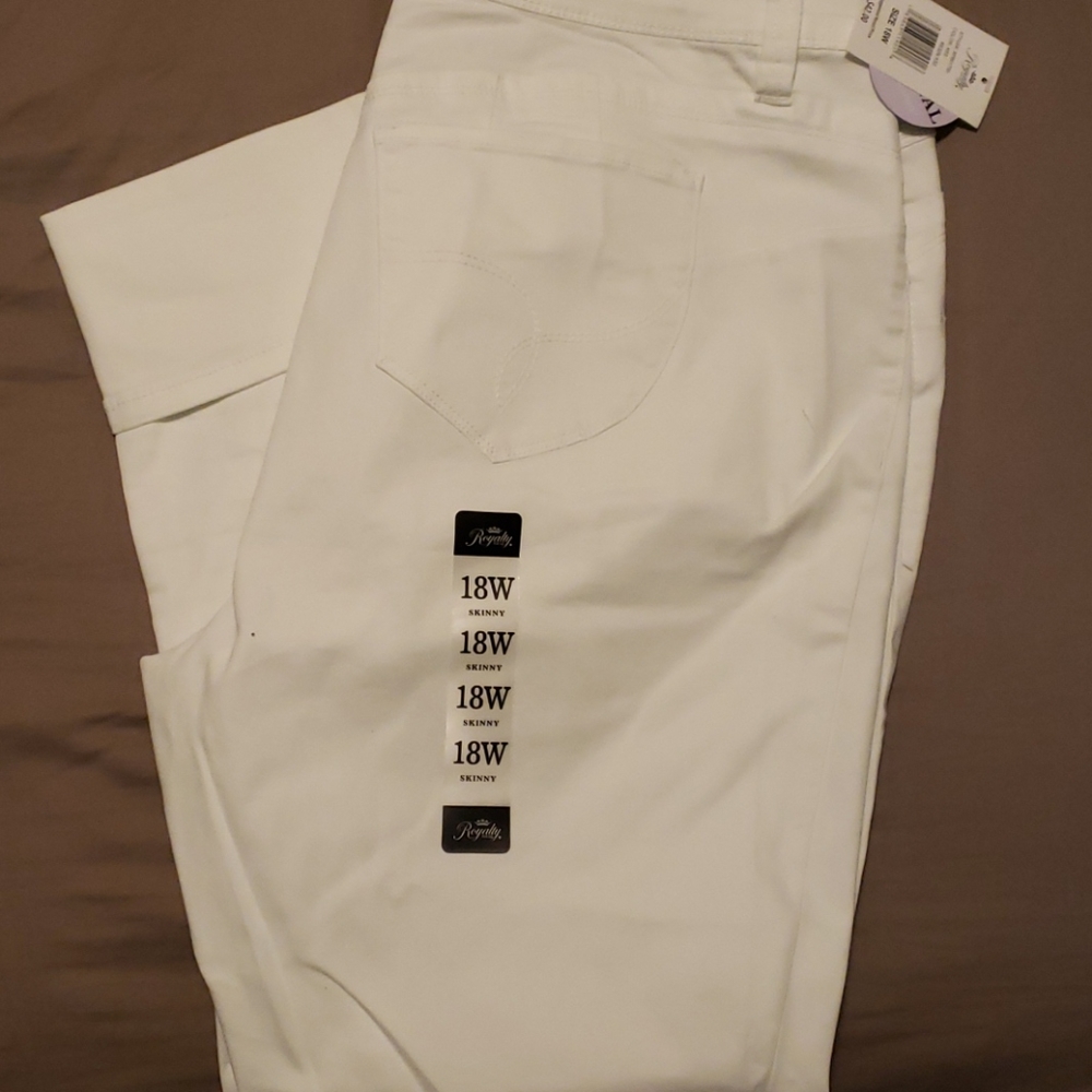 Royalty Sz 18W White Curve Enhancing Capris